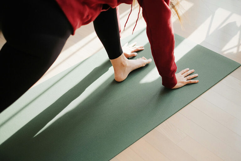 Pratique du yoga à domicile sur tapis, posture douce pour le bien-être et la relaxation